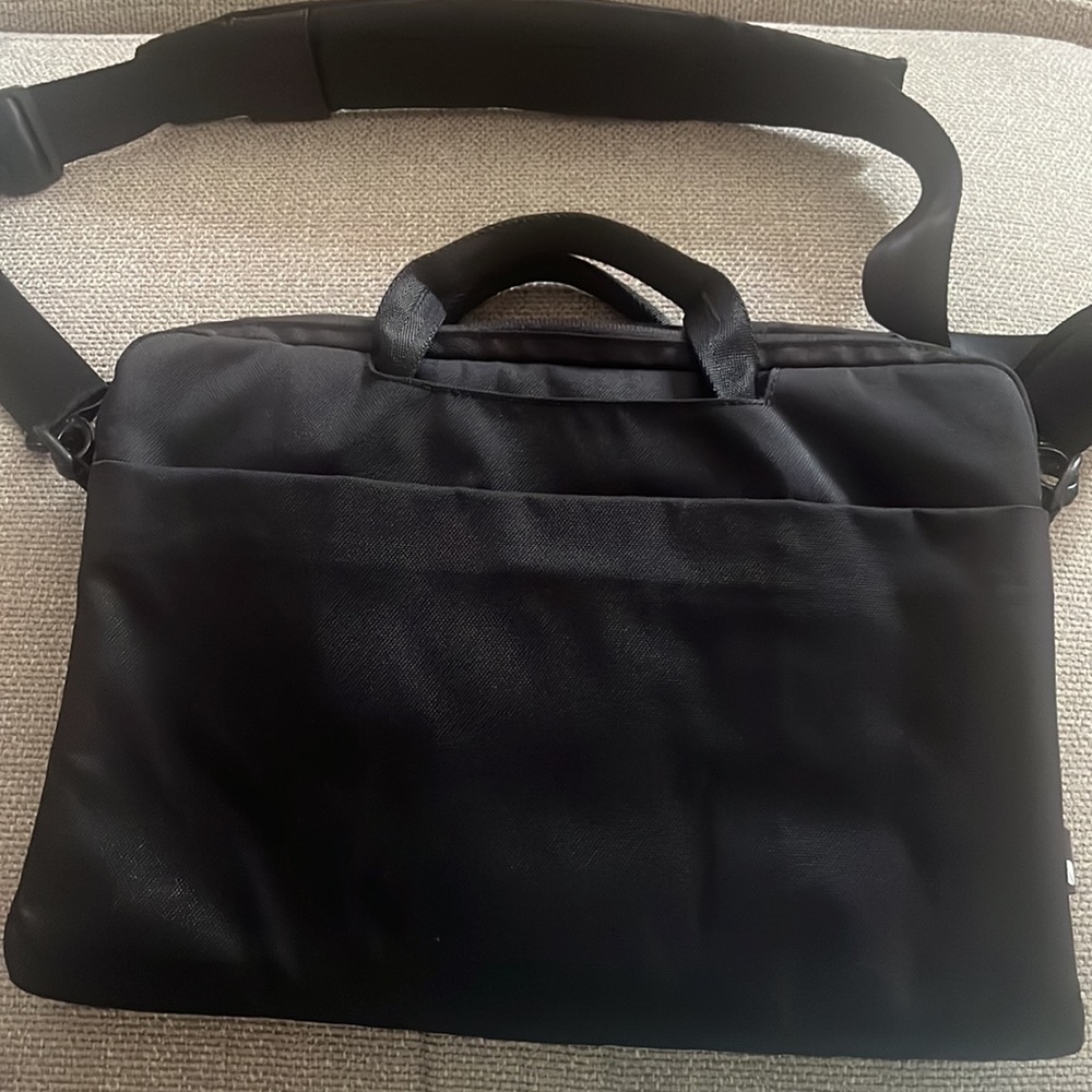 Incase laptop bag. - Picture 2 of 6